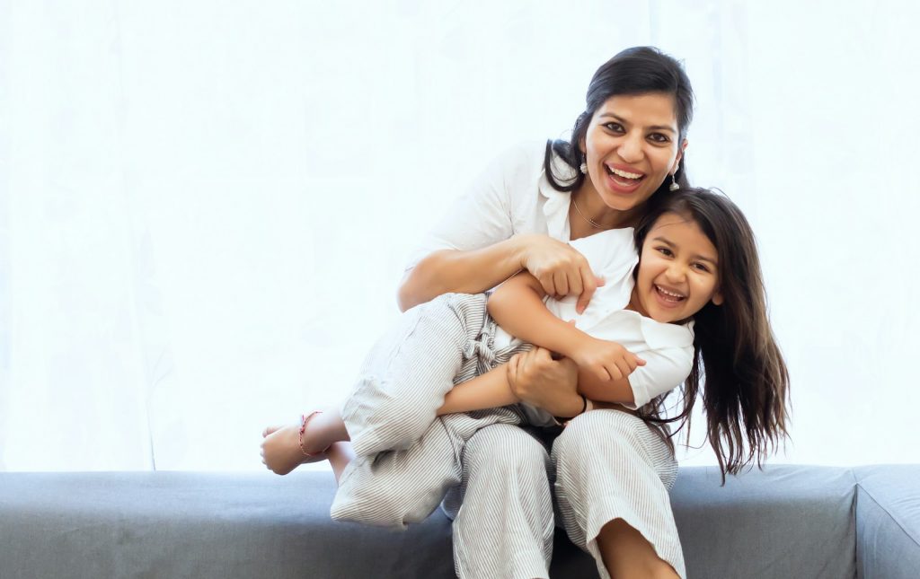 Baby-sitter jouant avec un enfant - service de garde d'enfants Rends-moi un service